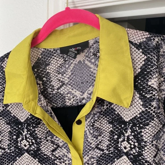 Mix material button down top - Picture 3 of 4